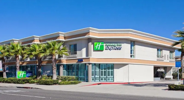 Кровать в общем номере Holiday Inn Express Newport Beach by IHG