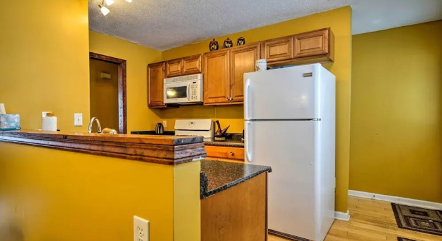 Коттедж Wooded Twin Lakes Retreat: 13 Mi to Lake Michigan!