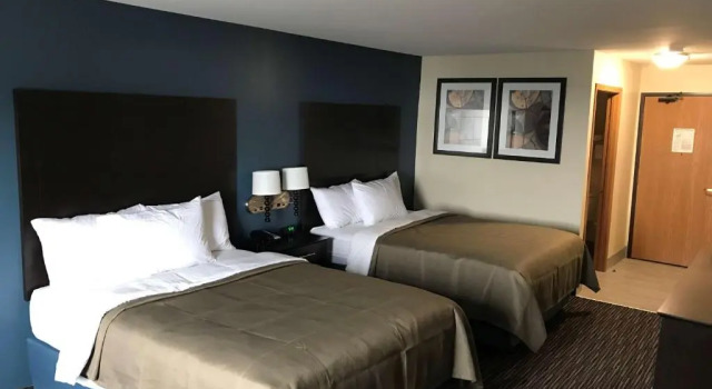 Четырёхместный номер Deluxe AmericInn by Wyndham Jefferson