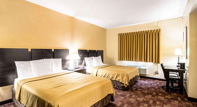 Четырёхместный номер Standard Econo Lodge Watertown