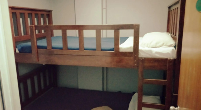 Кровать в общем номере Cintamani Travellers Lodge