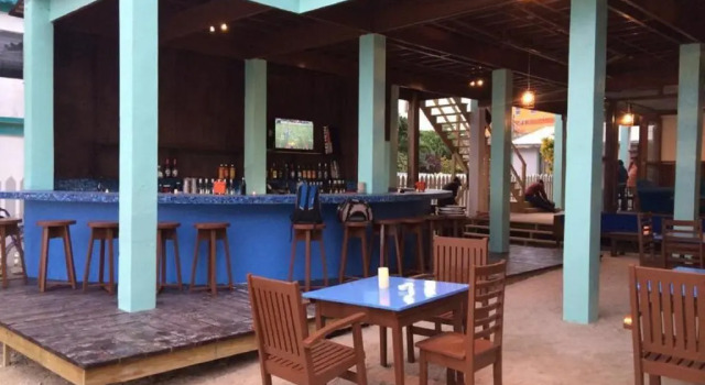 Кровать в общем номере Sandbar Beachfront Hotel & Hostel Restaurant