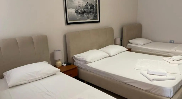 Четырёхместный номер Standard с балконом Hotel Veizi