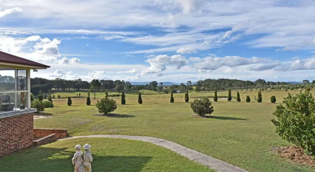 Noble Willow Studio Lovedale. Spacious, with views and pool