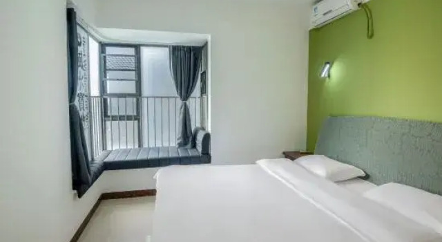 Четырёхместный люкс с 2 комнатами с балконом и с видом на море Cannes Time Seaview Inn