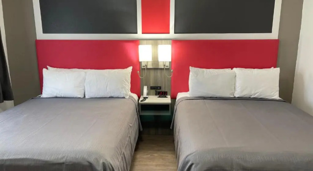 Четырёхместный номер Standard Seven Seas Inn & Suites