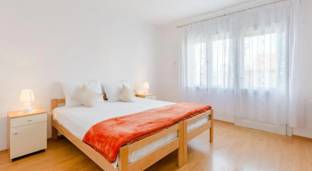 Апартаменты с 3 комнатами с балконом и с видом на сад Apartment Marko