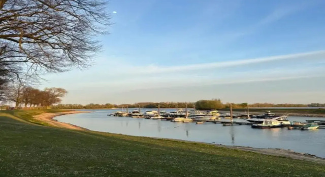 Romantic Boathouse Getaway in Lathum, Prenota Hotel Lathum Gheldria