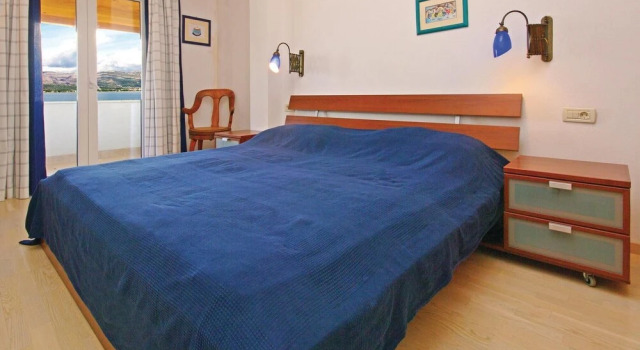Nice Home in Slatine with Hot Tub, WiFi & 3 Bedrooms