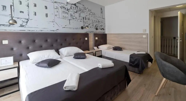 Трёхместный номер с балконом Hotel Perla