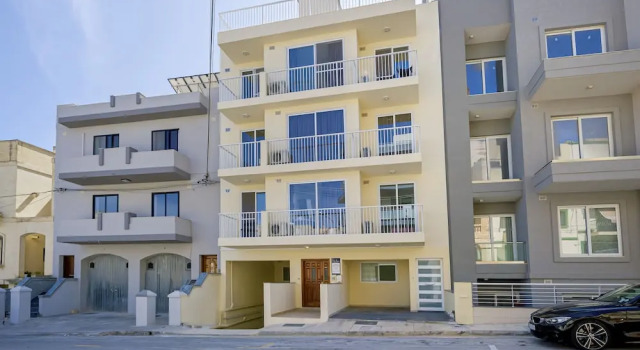 Summer Breeze with Panoramic terrace by Getaways Malta, Varaa Huoneisto Asunnot kohteessa Malta, Huoneisto