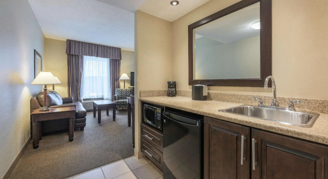 Двухместный люкс Hampton Inn & Suites by Hilton Moncton