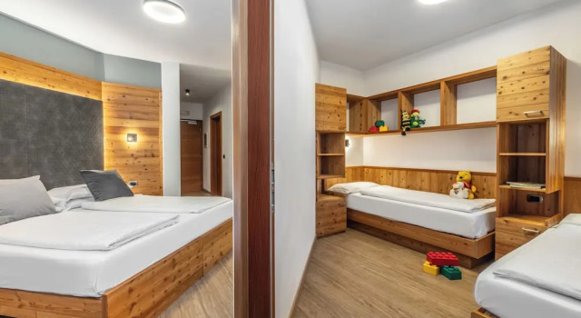 Четырёхместный номер Superior с 2 комнатами с балконом Kinderhotel Adriana