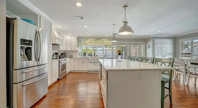 The Crown House 4b Pool Home 6 Mins to IR Beach, Buchen Sie Ferienhaus Cottages in Pinellas County, Cottage
