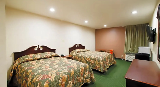 Шестиместный номер Standard OYO Pinewood Inn & Suites Silsbee