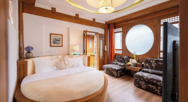 Shile Holiday Courtyard, Забронировать Отель Отели Лицзян с парковкой, рядом с Улица Сквер-стрит Древнего города Даянь, Парковка