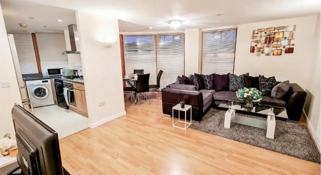 Lovely 2-bedroom Penthouse Apartment- Free Parking