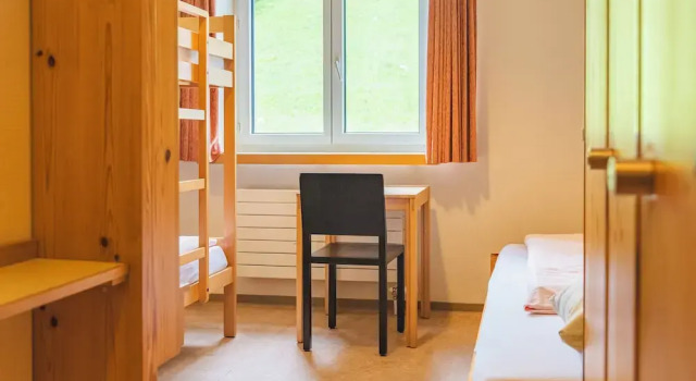 Трёхместный номер Standard с балконом Davos Youth Hostel