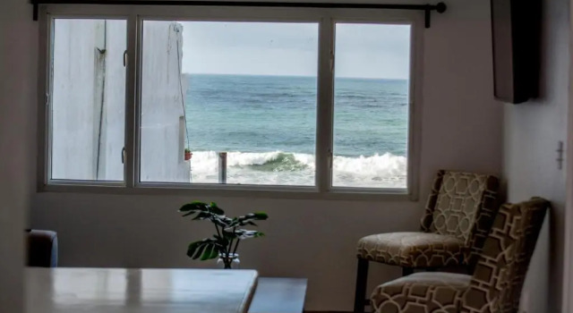 Beautiful 3 BDR 2,5 Bath- Steps from Beach w/PKG