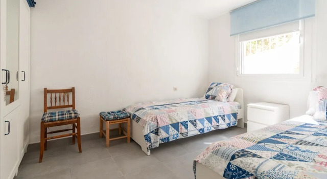 Cozy Apartment in Roses with Sea Nearby