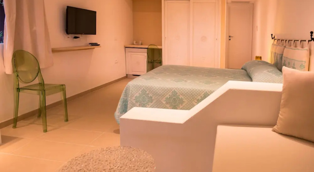 Четырёхместный семейный номер Standard с видом на море Hotel Ollastu
