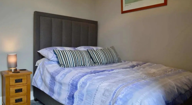 Lovely Traditional 2 Bedroom Flat in Haymarket, Забронировать Отель Отели Эдинбурга 3 звезды, рядом с Scottish Widows Bank Plc, 3*