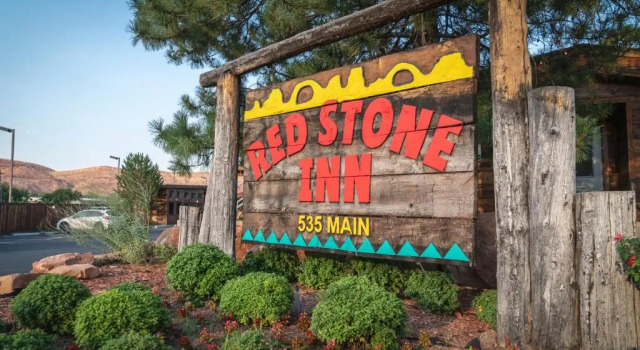 Red Stone Inn, Забронировать Отель Отели Моав с бассейном, рядом с Дорога "Харрей Пасс", Бассейн