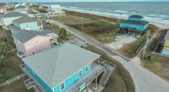 Коттедж Coastal Cajun Getaway On The Beach! 3 Bedroom Home by Redawning