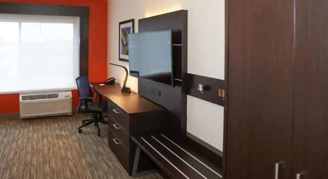 Четырёхместный номер Standard Holiday Inn Express & Suites - Aurora Medical Campus by IHG