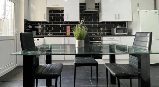Modern 4 Bedroom House Near City Center, Забронировать Отель Отели Англии 3 звезды, 3*