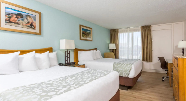 Четырёхместный номер Standard с видом на город Ramada Plaza by Wyndham Nags Head Oceanfront