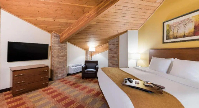 Люкс с видом на бассейн Best Western Lakewood Inn