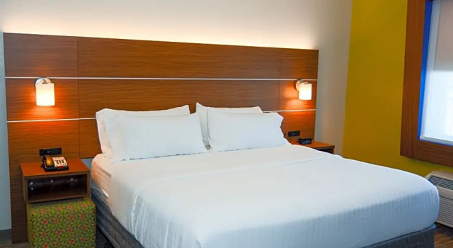 Двухместный люкс с 2 комнатами Holiday Inn Express Hotel & Suites New Boston by IHG