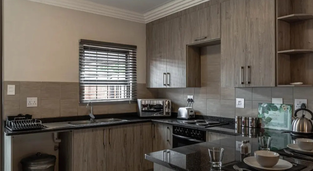 Апартаменты Classic с 3 комнатами с балконом Camelot Guest House & Apartments