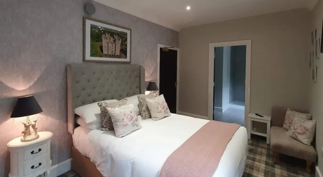 Номер Comfort Langley Castle Hotel