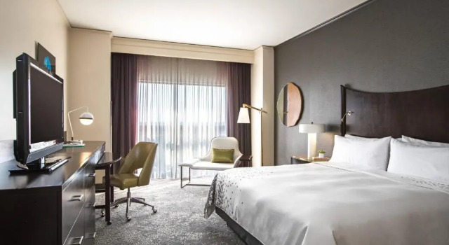 Номер Standard Renaissance Raleigh North Hills Hotel