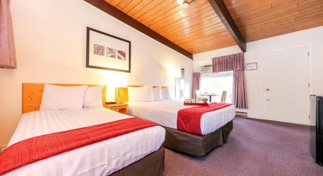 Четырёхместный номер Standard Lakeview Motel