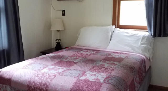 Коттедж с 2 комнатами с балконом и с частичным видом Bayside Inn & Marina