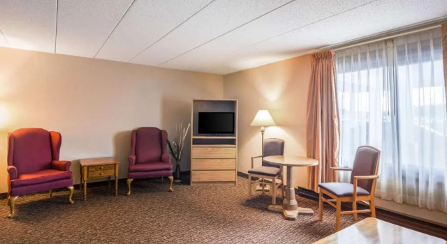 Двухместный люкс Deluxe Econo Lodge Duluth near Miller Hill Mall
