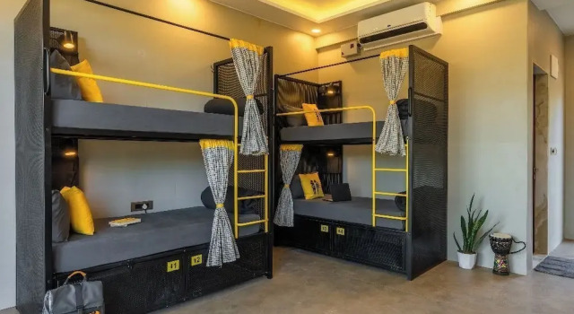 Кровать в общем номере с балконом и с видом на сад The Hosteller Bam Lonavala, Tiger Point