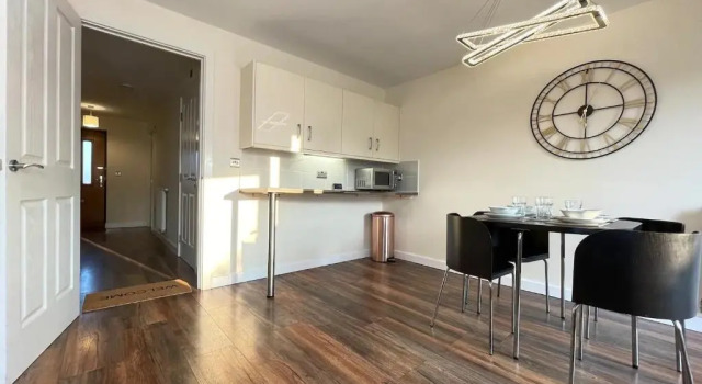 Lovely, stylish townhouse with free parking!