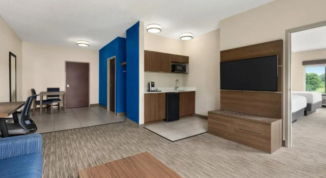 Четырёхместный люкс Executive Holiday Inn Express & Suites Akron Regional Airport Area by IHG