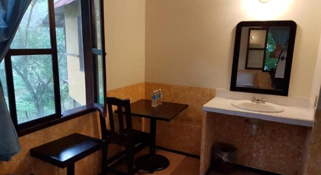 Кровать в общем номере Cabañas Kin Balam Palenque