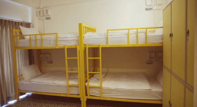 Кровать в общем номере с балконом Sino Hostel Kata