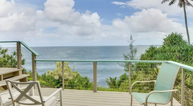 Коттедж с 2 комнатами с балконом Hilo Home w/ Private Deck + Stunning Ocean Views!