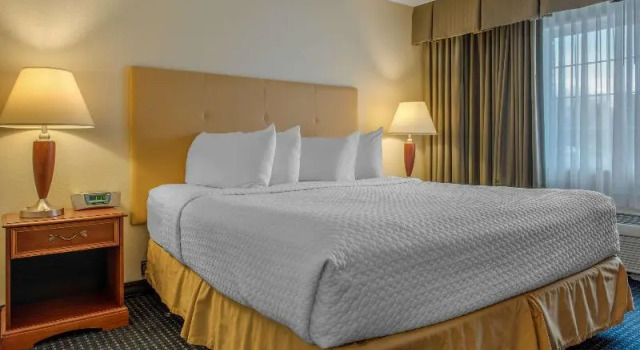 Люкс Standard Quality Hotel Conference Center Cincinnati Blue Ash