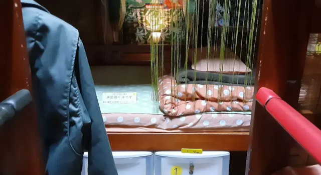 Кровать в общем номере (мужской номер) Amami Guest House showa-so