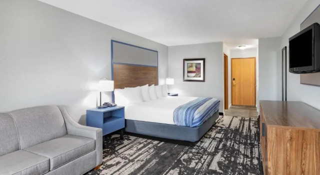 Двухместный номер Deluxe AmericInn by Wyndham Pella