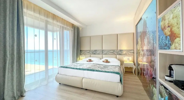 Полулюкс с балконом и с частичным видом на море GRIFID Metropol Hotel