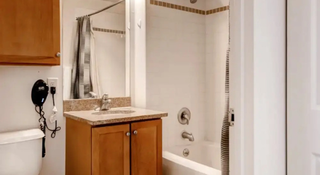 Апартаменты Luxury Bluebird Suites near Newport Center